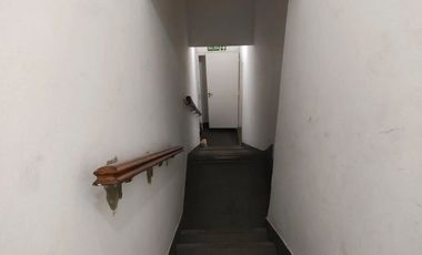 Edificio de tres plantas  para reciclar en vivienda.