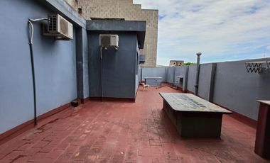 Edificio de tres plantas  para reciclar en vivienda.