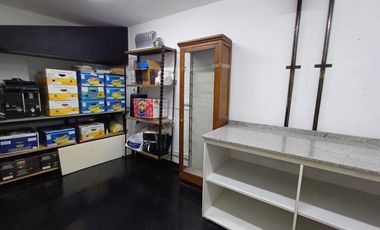 Edificio de tres plantas  para reciclar en vivienda.