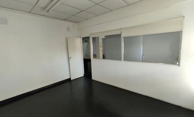 Edificio de tres plantas  para reciclar en vivienda.