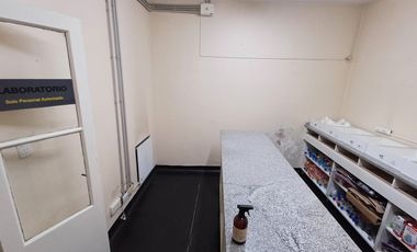 Edificio de tres plantas  para reciclar en vivienda.