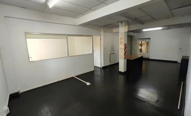 Edificio de tres plantas  para reciclar en vivienda.