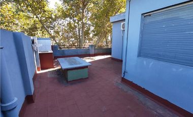 Edificio de tres plantas  para reciclar en vivienda.