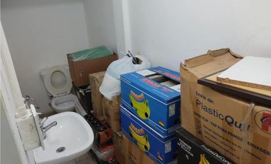 Edificio de tres plantas  para reciclar en vivienda.