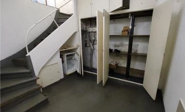 Edificio de tres plantas  para reciclar en vivienda.