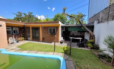 Excelente Chalet de estilo Californiano con Cochera, Patio, Quincho y Piscina.