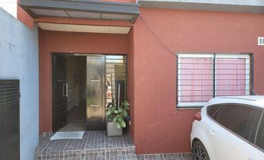 Moderno y luminoso Depto 2 ambientes con balcón al contrafrente. A 2 cuadras de Av. B Mitre. APTO CREDITO.