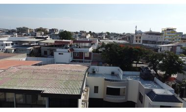 En venta casa frente a puerto de Manta, ideal para hotel.