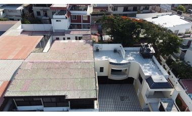 En venta casa frente a puerto de Manta, ideal para hotel.