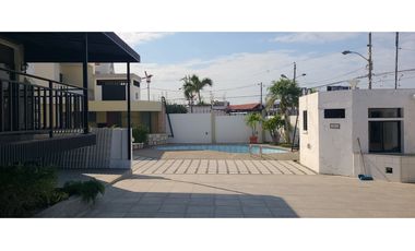 En venta casa frente a puerto de Manta, ideal para hotel.