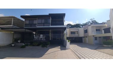 En venta casa frente a puerto de Manta, ideal para hotel.