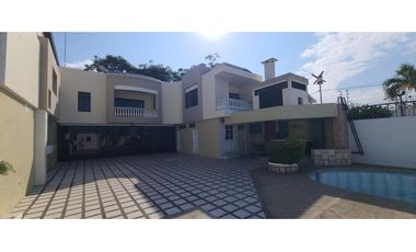 En venta casa frente a puerto de Manta, ideal para hotel.