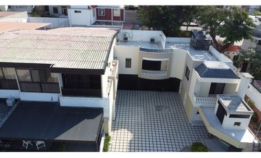 En venta casa frente a puerto de Manta, ideal para hotel.