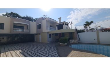 En venta casa frente a puerto de Manta, ideal para hotel.