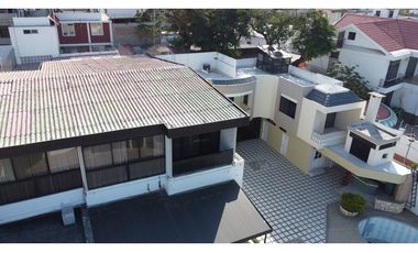 En venta casa frente a puerto de Manta, ideal para hotel.