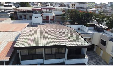 En venta casa frente a puerto de Manta, ideal para hotel.
