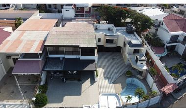 En venta casa frente a puerto de Manta, ideal para hotel.