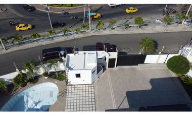 En venta casa frente a puerto de Manta, ideal para hotel.