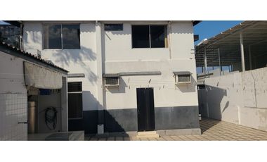 En venta casa frente a puerto de Manta, ideal para hotel.