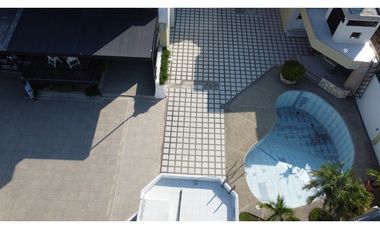 En venta casa frente a puerto de Manta, ideal para hotel.