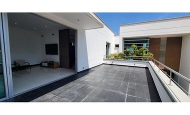 VENTA espectacular CASA con PISCINA en el Poblado, cerca al tesoro.