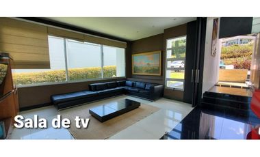 VENTA espectacular CASA con PISCINA en el Poblado, cerca al tesoro.
