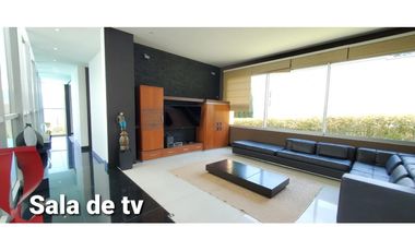 VENTA espectacular CASA con PISCINA en el Poblado, cerca al tesoro.
