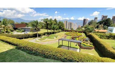 VENTA espectacular CASA con PISCINA en el Poblado, cerca al tesoro.