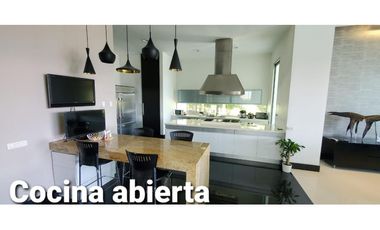 VENTA espectacular CASA con PISCINA en el Poblado, cerca al tesoro.
