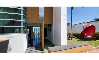 VENTA espectacular CASA con PISCINA en el Poblado, cerca al tesoro.