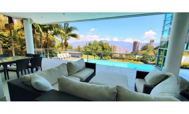 VENTA espectacular CASA con PISCINA en el Poblado, cerca al tesoro.