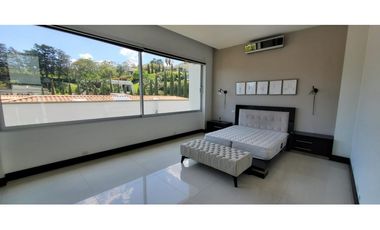 VENTA espectacular CASA con PISCINA en el Poblado, cerca al tesoro.