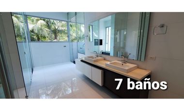 VENTA espectacular CASA con PISCINA en el Poblado, cerca al tesoro.