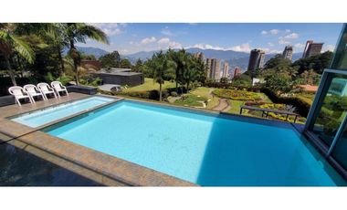 VENTA espectacular CASA con PISCINA en el Poblado, cerca al tesoro.