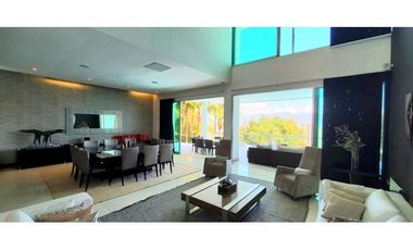 VENTA espectacular CASA con PISCINA en el Poblado, cerca al tesoro.