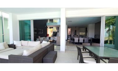 VENTA espectacular CASA con PISCINA en el Poblado, cerca al tesoro.