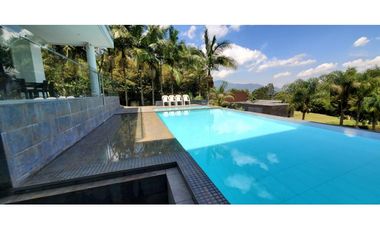 VENTA espectacular CASA con PISCINA en el Poblado, cerca al tesoro.