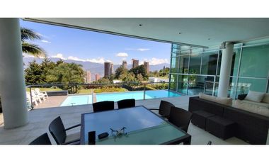 VENTA espectacular CASA con PISCINA en el Poblado, cerca al tesoro.