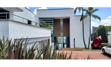 VENTA espectacular CASA con PISCINA en el Poblado, cerca al tesoro.
