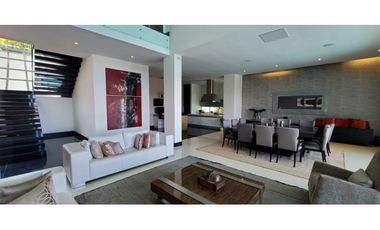 VENTA espectacular CASA con PISCINA en el Poblado, cerca al tesoro.