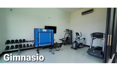 VENTA espectacular CASA con PISCINA en el Poblado, cerca al tesoro.