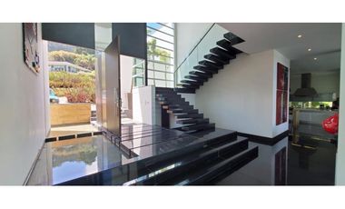 VENTA espectacular CASA con PISCINA en el Poblado, cerca al tesoro.