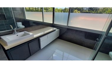 VENTA espectacular CASA con PISCINA en el Poblado, cerca al tesoro.