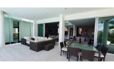 VENTA espectacular CASA con PISCINA en el Poblado, cerca al tesoro.