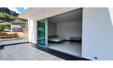 VENTA espectacular CASA con PISCINA en el Poblado, cerca al tesoro.