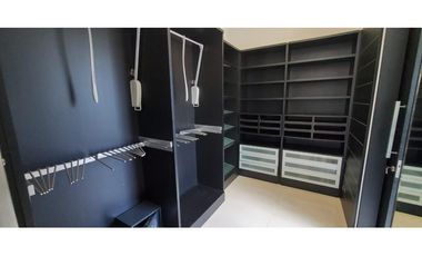 VENTA espectacular CASA con PISCINA en el Poblado, cerca al tesoro.