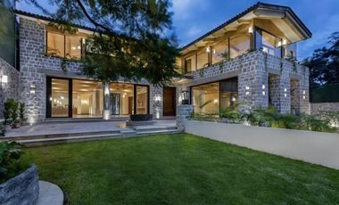 Residencia de Alta Gama en Jardines del Pedregal – Amplios Espacios y Seguridad