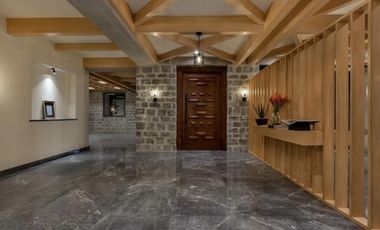 Residencia de Alta Gama en Jardines del Pedregal – Amplios Espacios y Seguridad