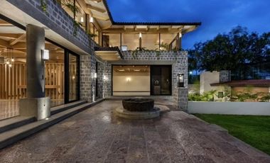 Residencia de Alta Gama en Jardines del Pedregal – Amplios Espacios y Seguridad