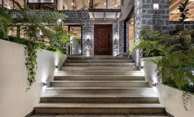 Residencia de Alta Gama en Jardines del Pedregal – Amplios Espacios y Seguridad